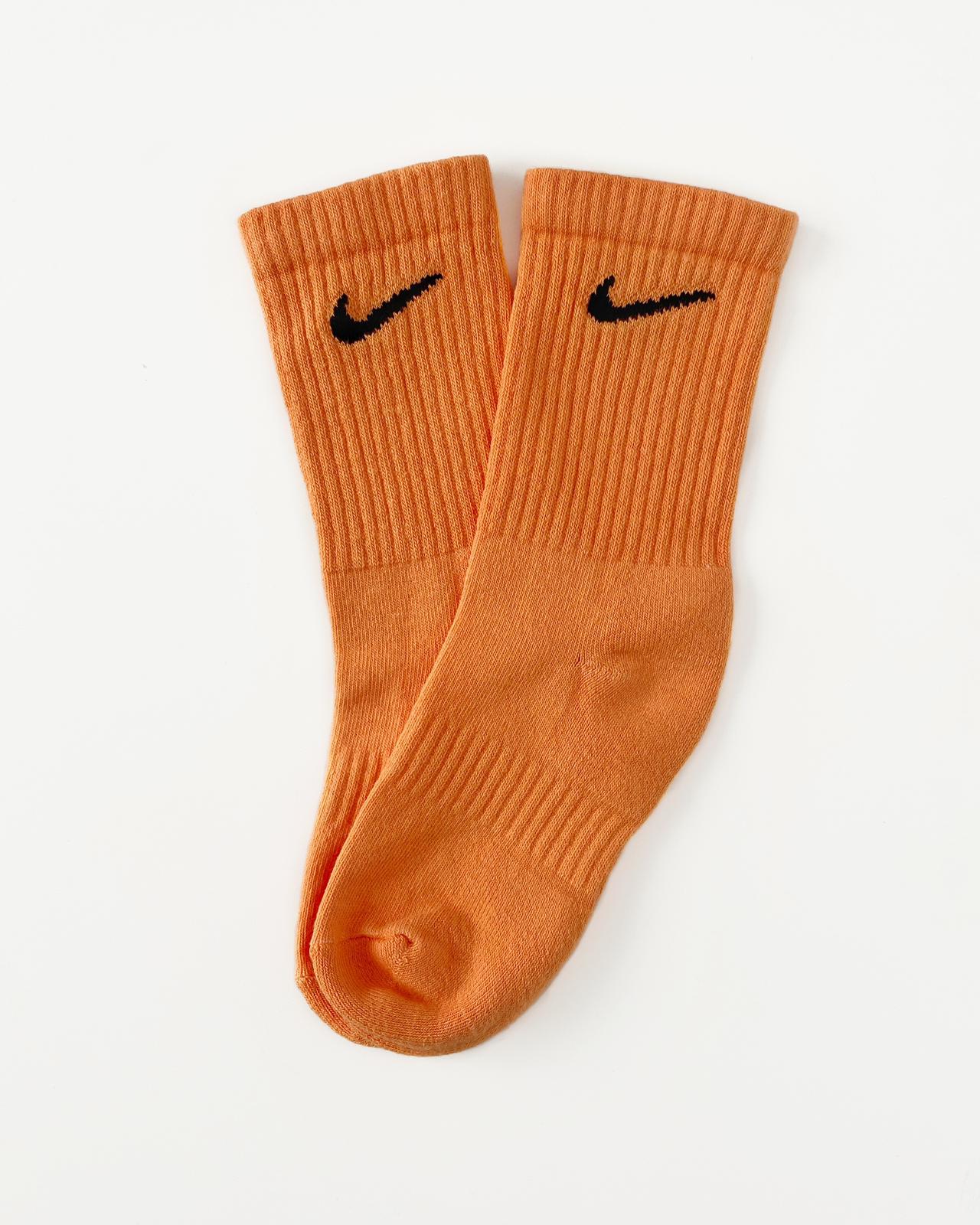 Calcetines Nike customizado basic colour Orange cruzado. Calcetines únicos y diferentes 100% originales teñidos a mano. Shop NOW!