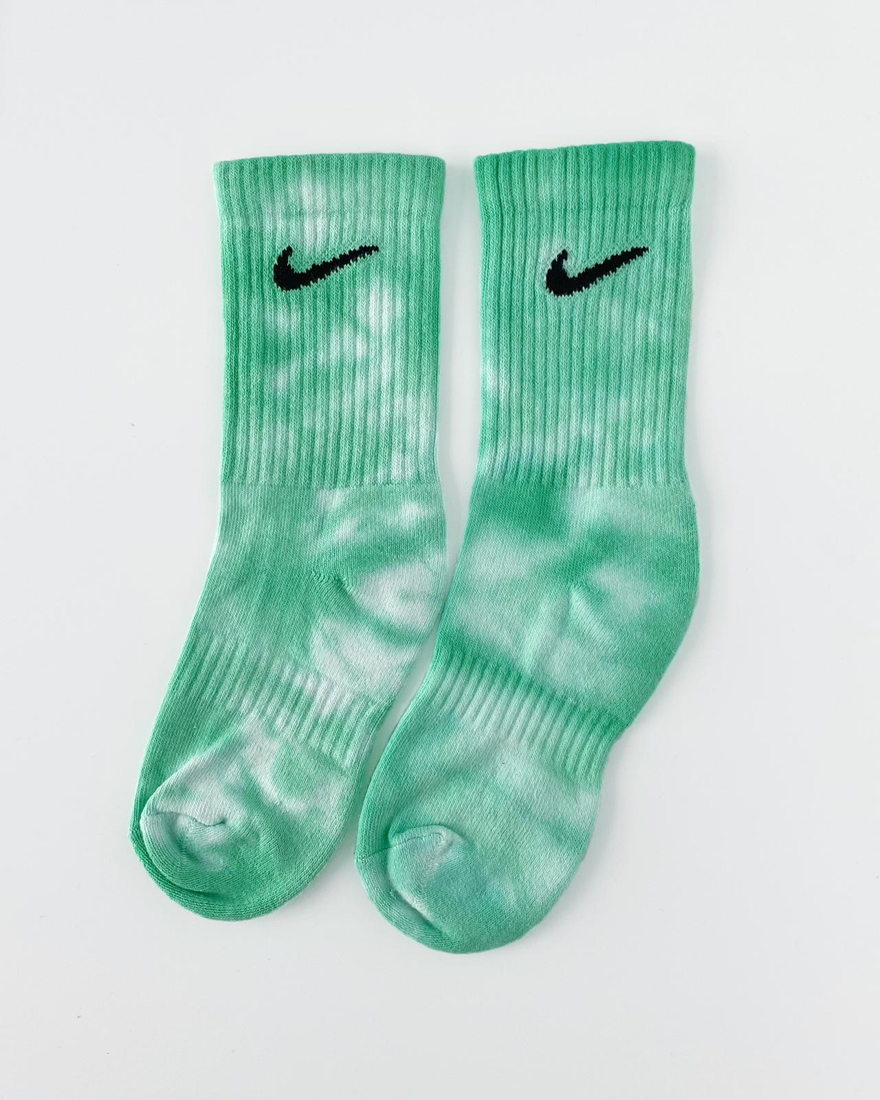 Calcetines Nike tie dye Kiwi reto novos. Calcetines Nike 100% originales teñidos a mano. Shop NOW! - Colour Trip