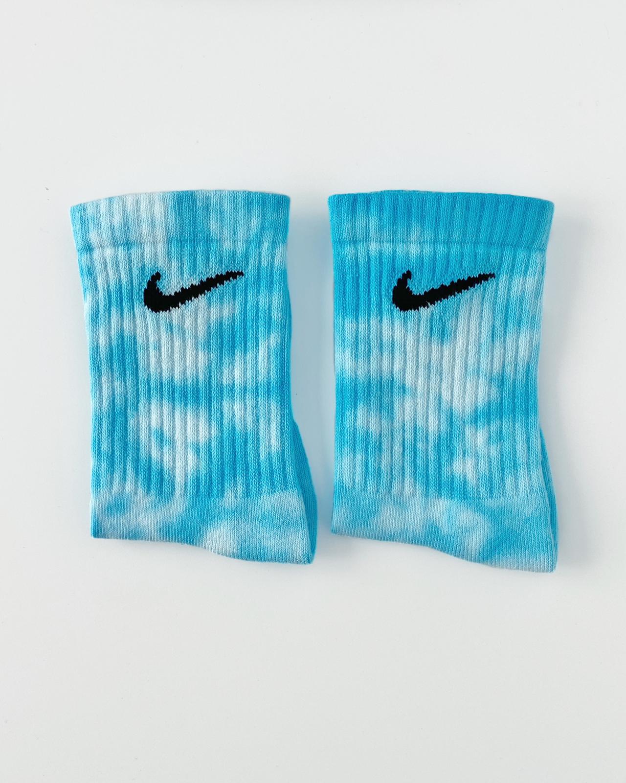Calcetines Nike tie dye Sky dovrado novo. Calcetines Nike 100% originales teñidos a mano. Shop NOW! - Colour Trip