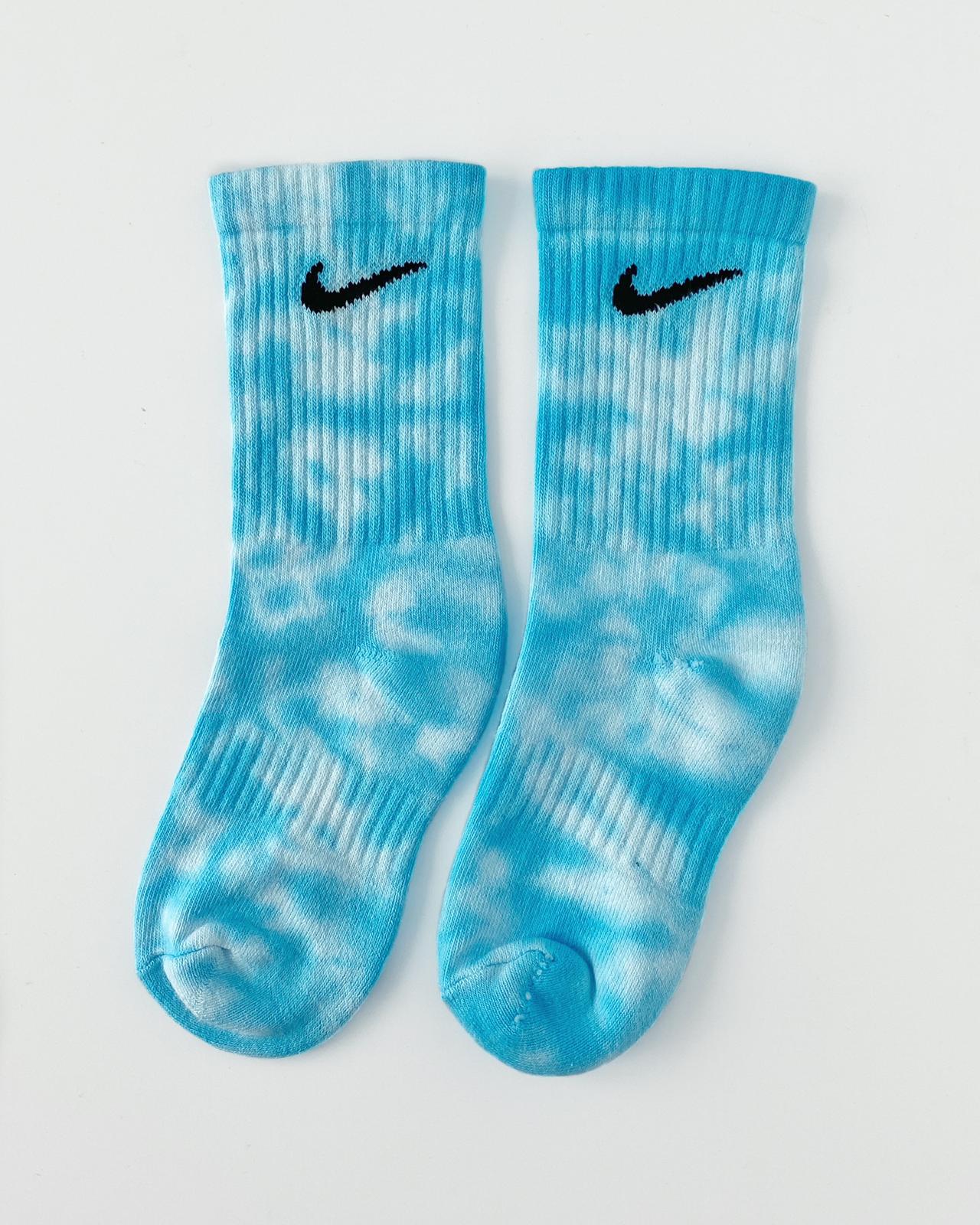 Calcetines Nike tie dye Sky reto novo. Calcetines Nike 100% originales teñidos a mano. Shop NOW! - Colour Trip
