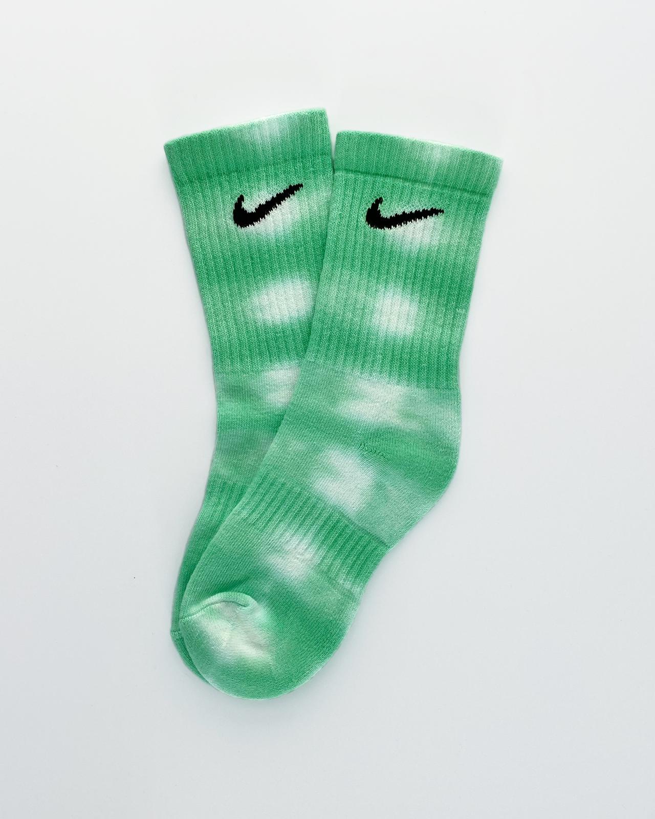 Calcetines Nike tie dye stripes Kiwi cruzados. Calcetines únicos y diferentes 100% originales teñidos a mano. Shop NOW!