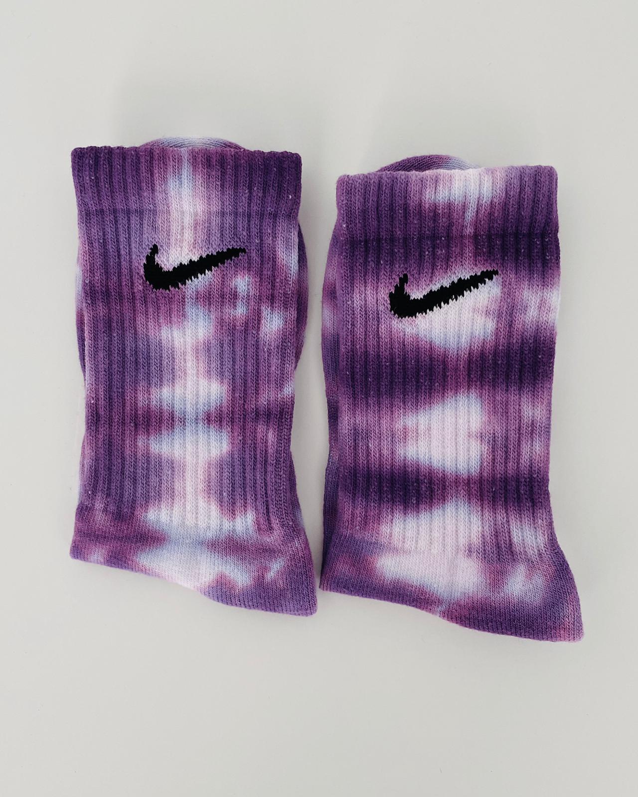 Calcetines Nike tie dye stripes Grape. Calcetines únicos y diferentes 100% originales teñidos a mano. Shop NOW!