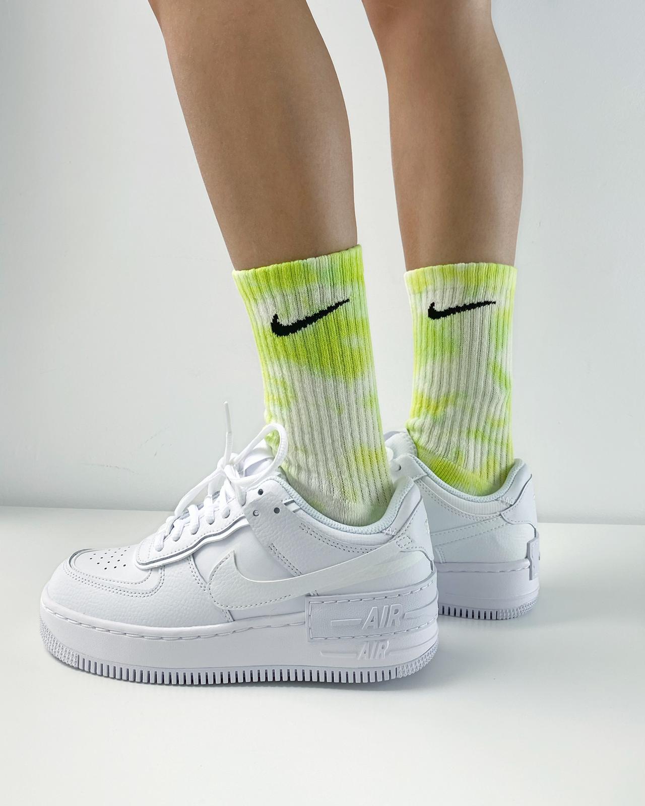 Calcetines Nike tie dye mix colours Green zapatillas blancos. Tie dye nike socks. Calcetines Nike 100% originales teñidos a mano. Shop NOW! - Colour Trip