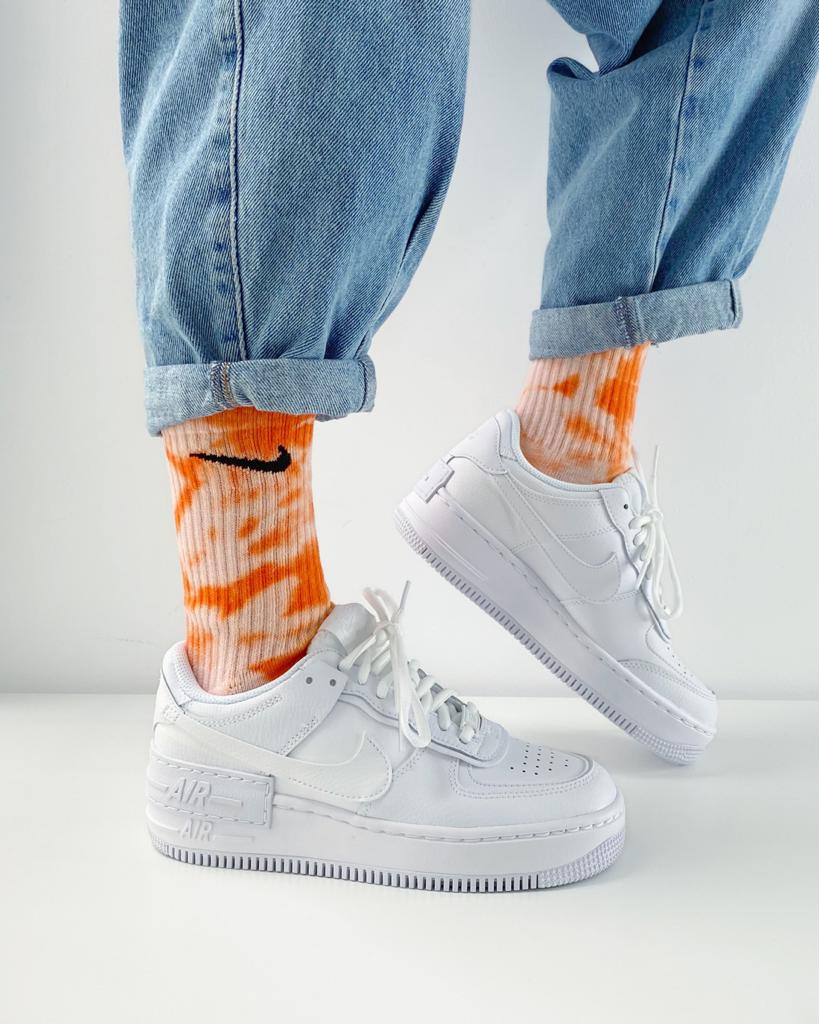 Calcetines Nike tie dye mix colours Orange zapatillas. Tie dye nike socks. Calcetines Nike 100% originales teñidos a mano. Shop NOW! - Colour Trip
