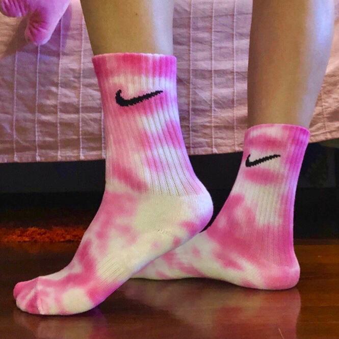 Calcetines Nike tie dye Pink. Calcetines Nike 100% originales teñidos a mano. Únicos y diferentes. Shop NOW!