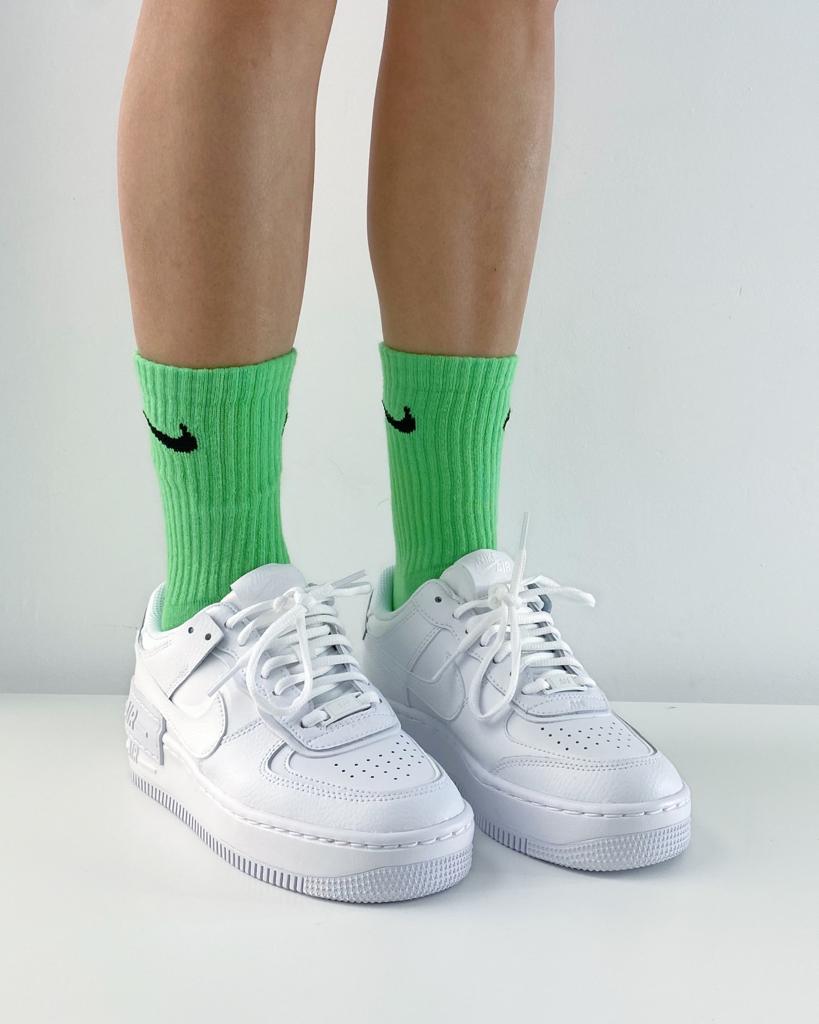 Custom Nike Socks. Calcetines Nike customizado basic colour Green cruzado. Calcetines únicos y diferentes 100% originales teñidos a mano. Shop NOW!