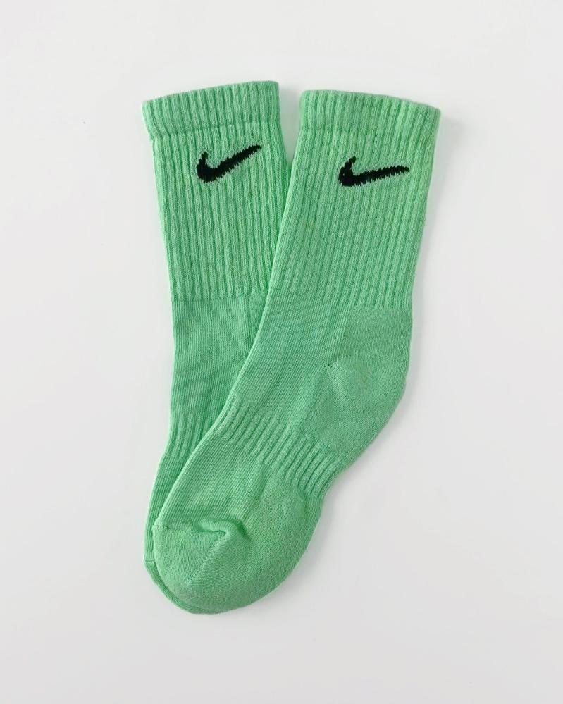 Calcetines Nike customizado basic colour Green cruzado. Calcetines únicos y diferentes 100% originales teñidos a mano. Shop NOW!