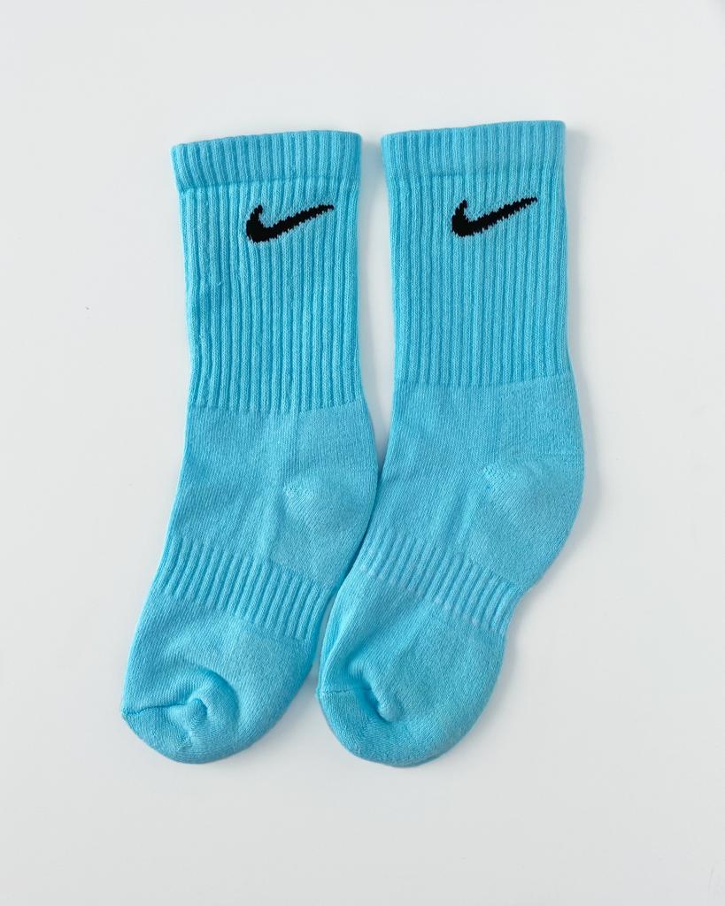 Calcetines Nike customizado basic colour Ligh Blue reto. Calcetines únicos y diferentes 100% originales teñidos a mano. Shop NOW!