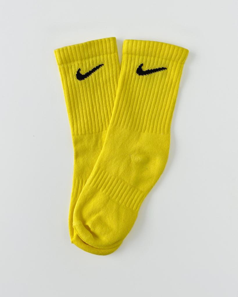 Calcetines Nike customizado basic colour Yellow cruzado. Calcetines únicos y diferentes 100% originales teñidos a mano. Shop NOW!