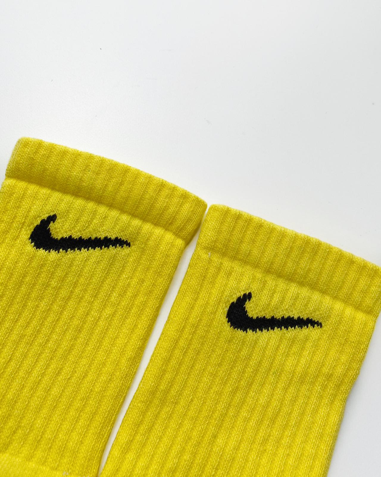 Calcetines Nike customizado basic colour Yellow detalhes. Calcetines únicos y diferentes 100% originales teñidos a mano. Shop NOW!