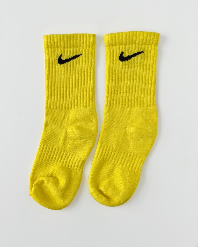 Calcetines Nike customizado basic colour Yellow reto. Calcetines únicos y diferentes 100% originales teñidos a mano. Shop NOW!