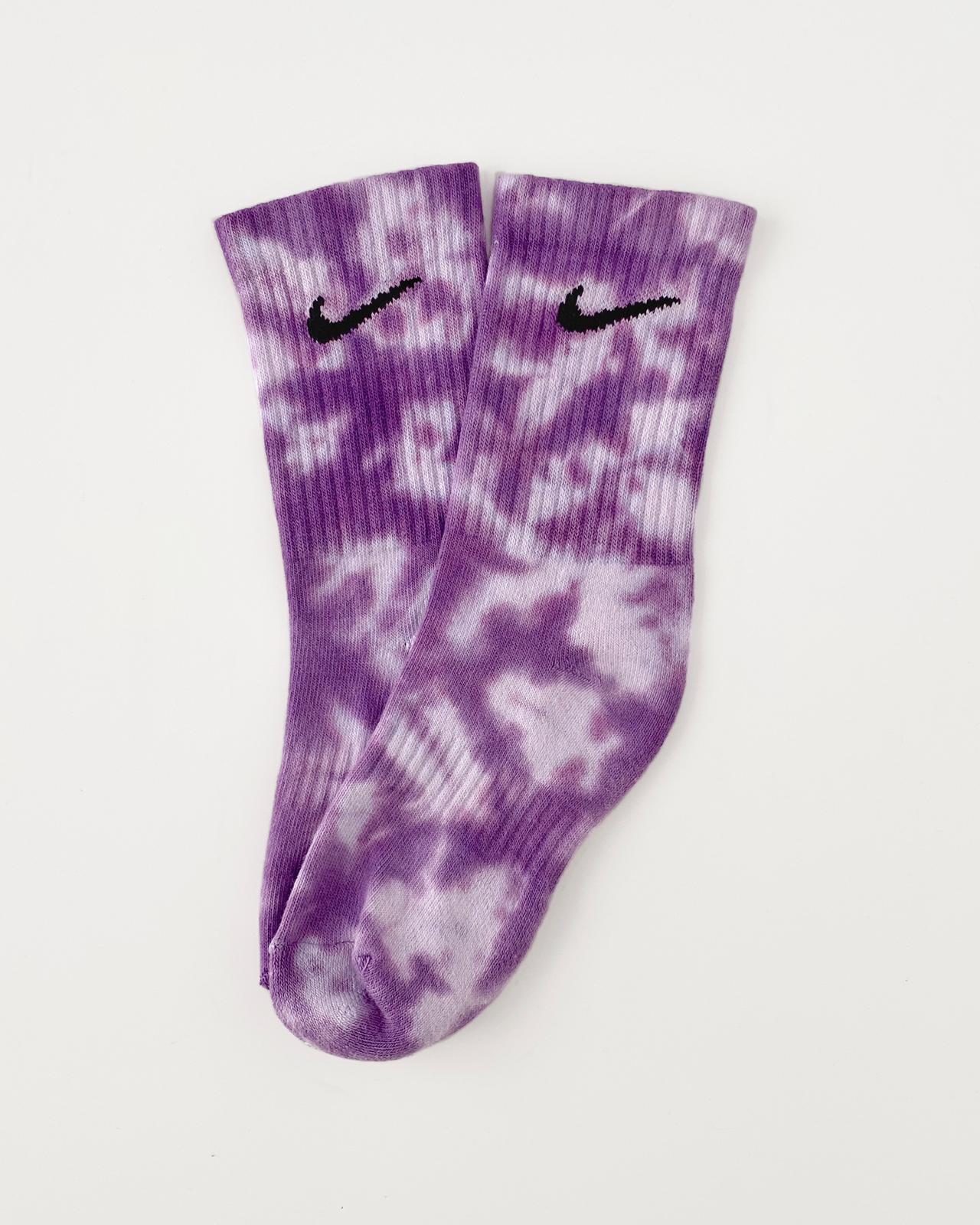 Calcetines Nike tie dye Grape cruzado novos. Calcetines Nike 100% originales teñidos a mano. Shop NOW! - Colour Trip