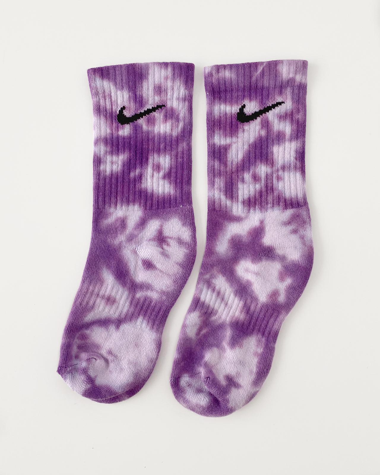 Calcetines Nike tie dye Grape cruzado retos. Calcetines Nike 100% originales teñidos a mano. Shop NOW! - Colour Trip