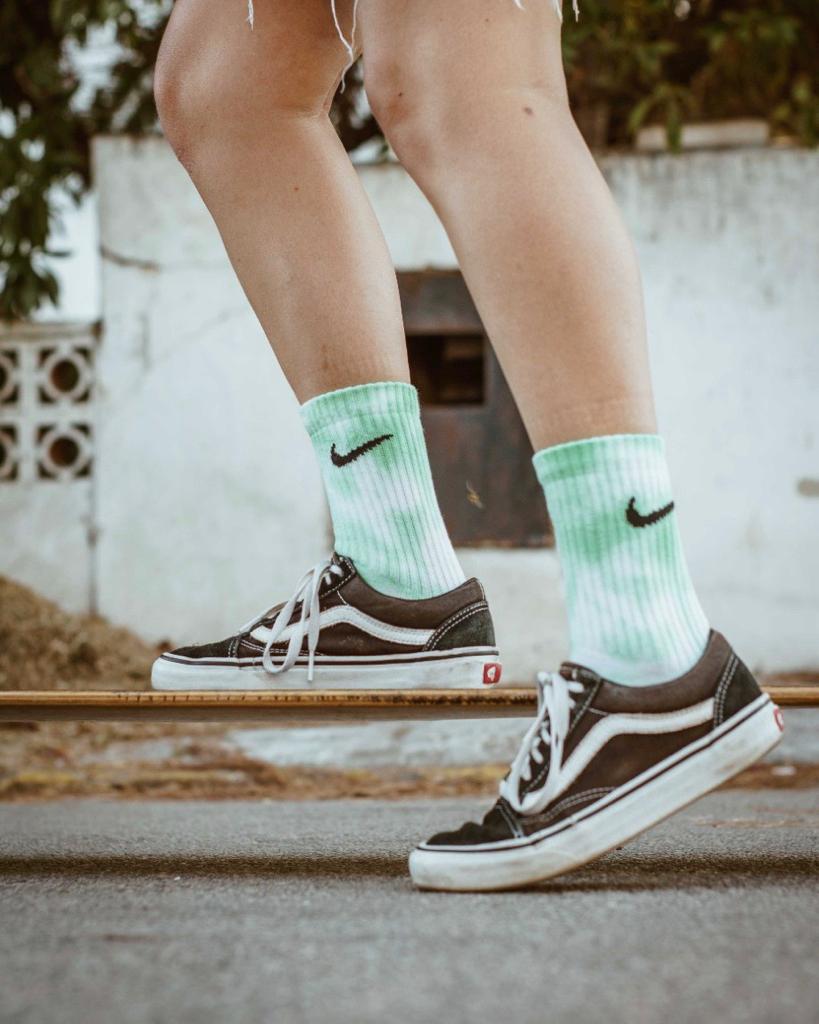 Calcetines Nike tie dye Kiwi. Calcetines Nike 100% originales teñidos a mano. Shop NOW! - Colour Trip