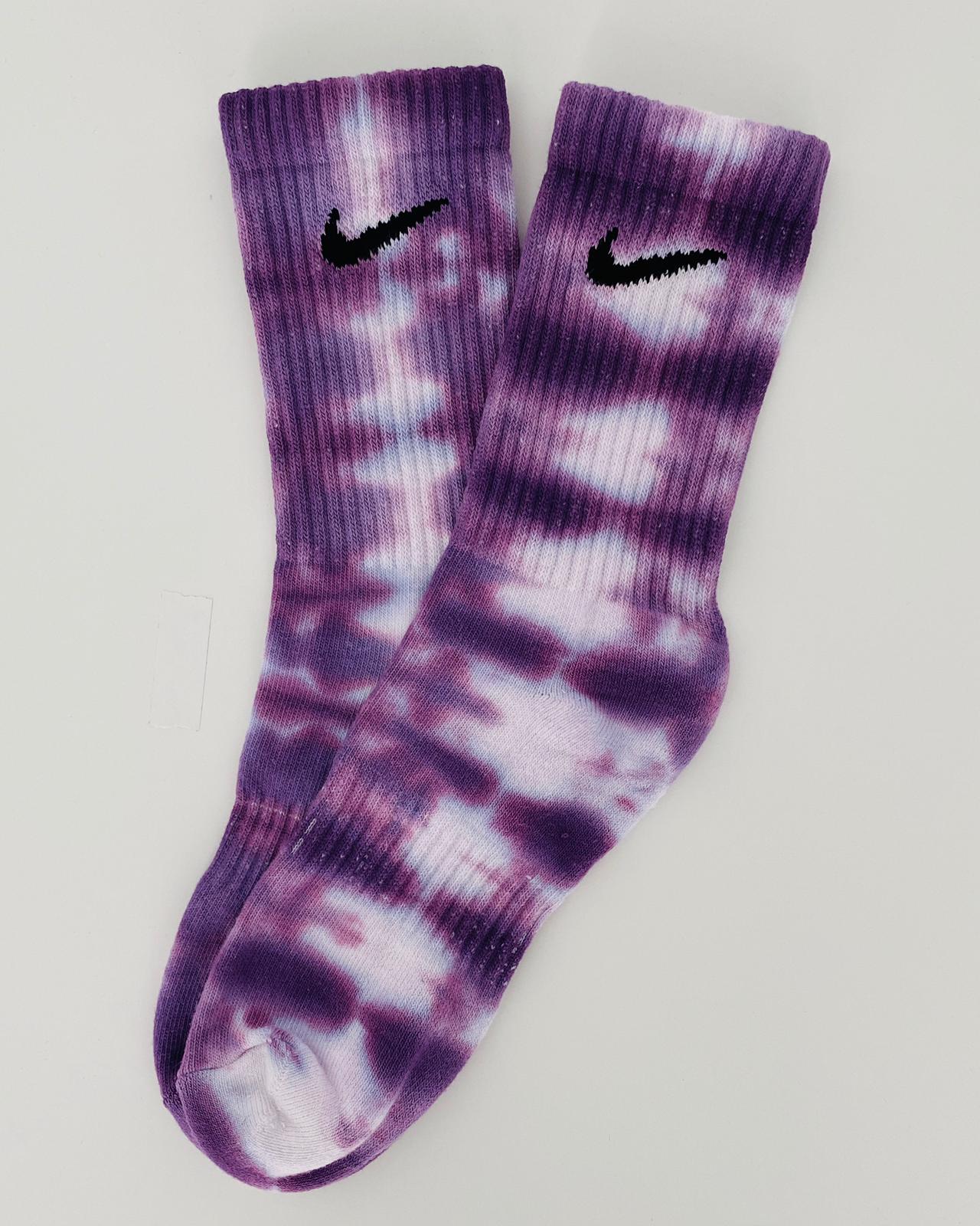 Calcetines Nike tie dye stripes Grape. Calcetines únicos y diferentes 100% originales teñidos a mano. Shop NOW!