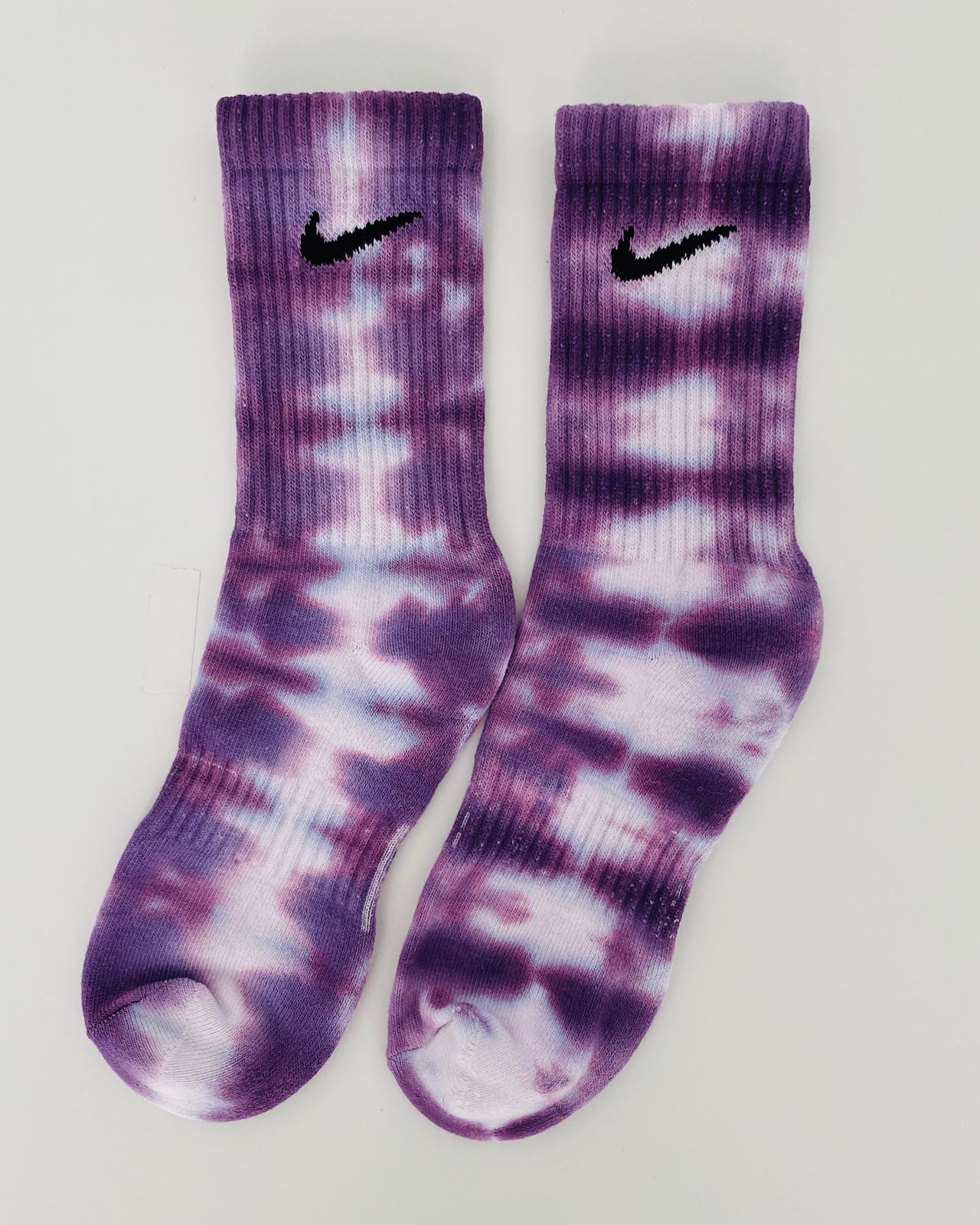 Calcetines Nike tie dye stripes Grape. Calcetines únicos y diferentes 100% originales teñidos a mano. Shop NOW!