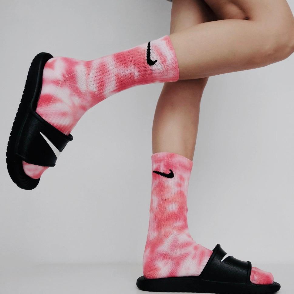 Calcetines Nike tie dye Strawberry. Calcetines Nike 100% originales teñidos a mano. Shop NOW! - Colour Trip