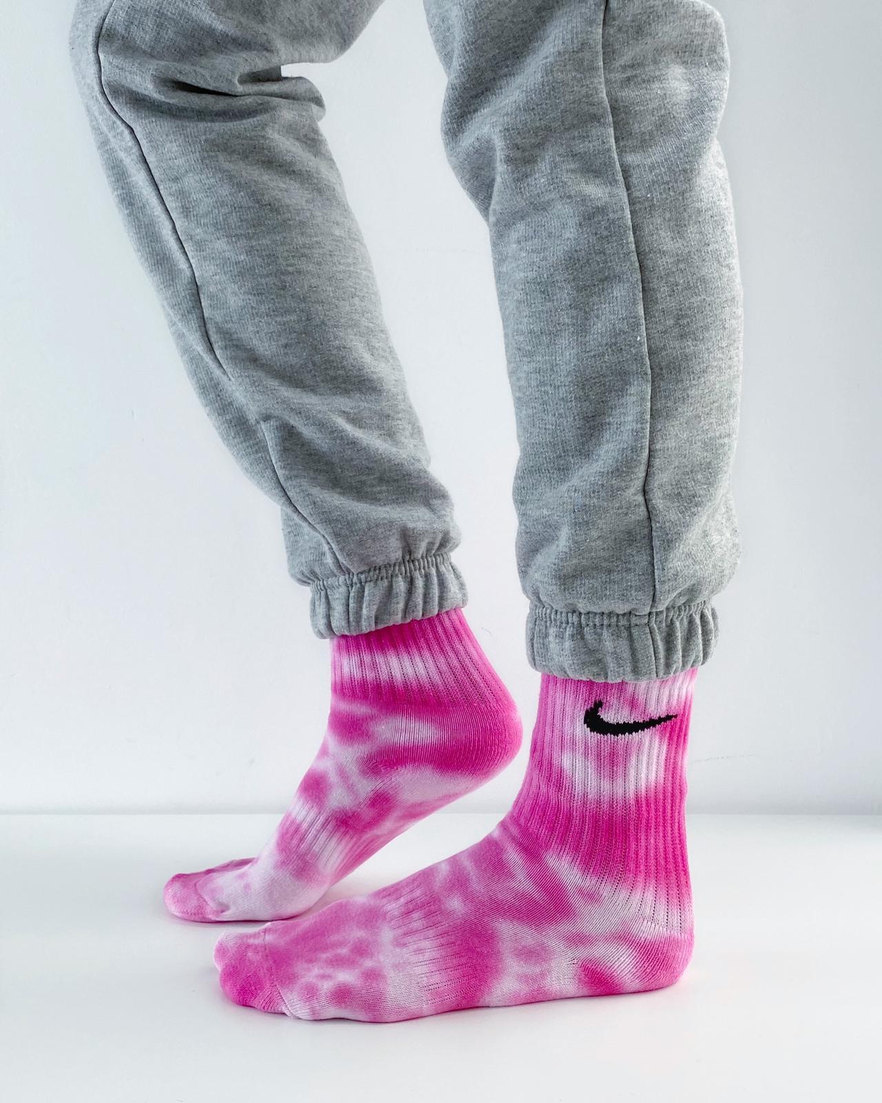 Nike tie dye mix colours Pink. Tie dye nike socks. Calcetines Nike 100% originales teñidos a mano. Shop NOW! - Colour Trip